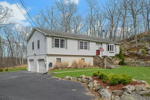 4 Andover Mohawk Rd, Byram Twp, NJ 07821