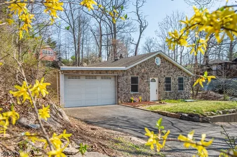 5 Bear Pond Trl, Andover, NJ 07821