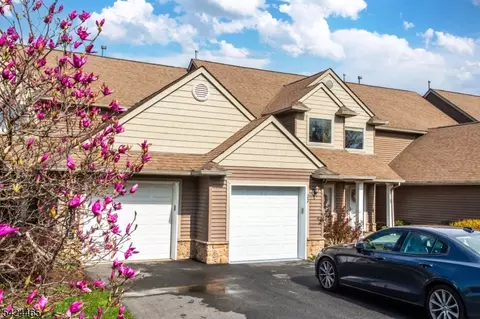 24 Clubhouse Rd, Hamburg, NJ 07419