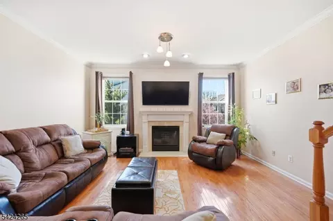 424 Hartford Dr, Nutley, NJ 07110