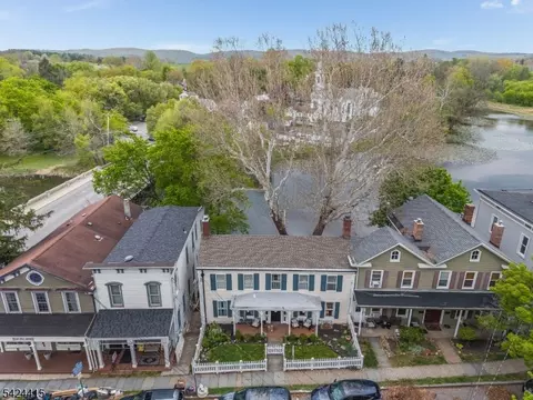 31 Center St, Clinton, NJ 08809
