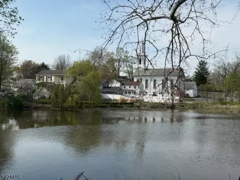 31 Center St, Clinton, NJ 08809