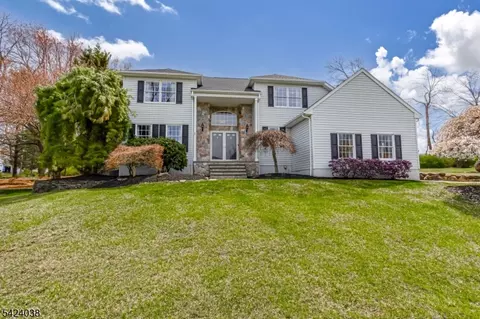 25 Tamarack Dr, Succasunna, NJ 07876