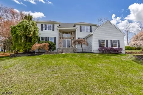25 Tamarack Dr, Succasunna, NJ 07876
