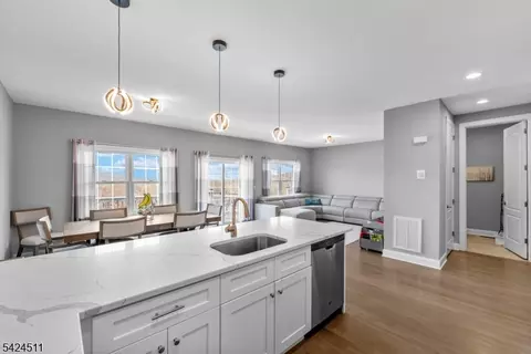 64 Halina Ln, Butler, NJ 07405
