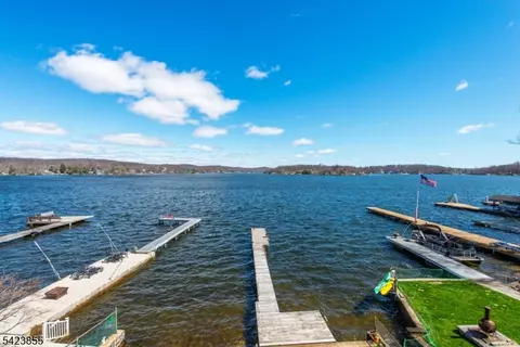 131 Maxim Dr, Hopatcong, NJ 07843
