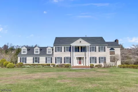 15 Willow Dr, Chester, NJ 07930