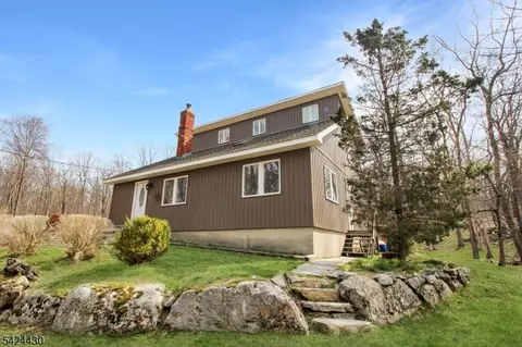 30 Northwood Rd, Lake Hopatcong, NJ 07849