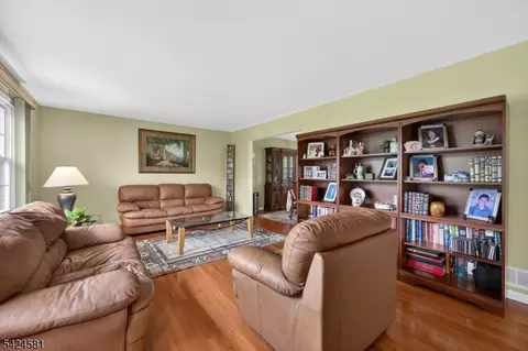7 Chicopee Dr, Wayne, NJ 07470 photo 5