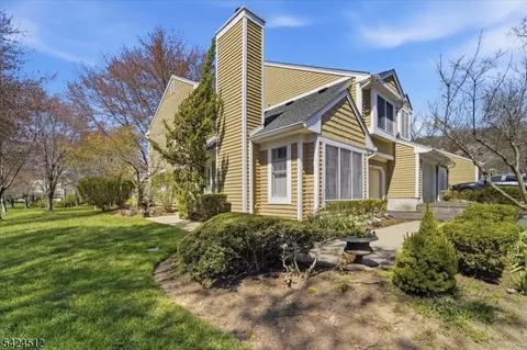 33 Eton Ct, Bedminster, NJ 07921 photo 2