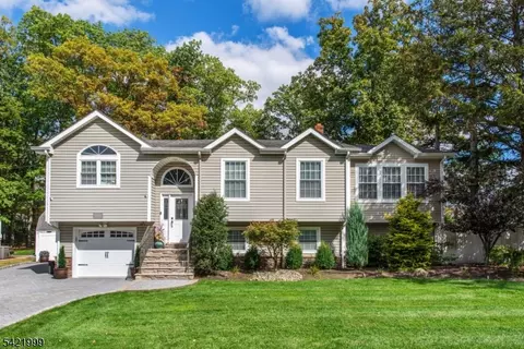 6 Melissa Dr, Totowa, NJ 07512