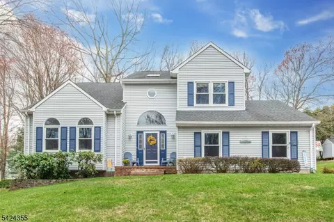 4 Lisa Ct, Succasunna, NJ 07876