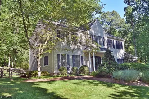 11 Devonald Dr, Asbury, NJ 08802