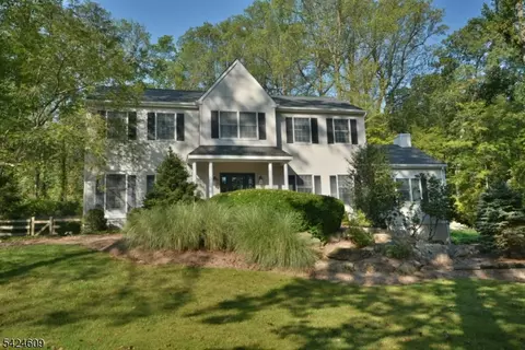 11 Devonald Dr, Asbury, NJ 08802