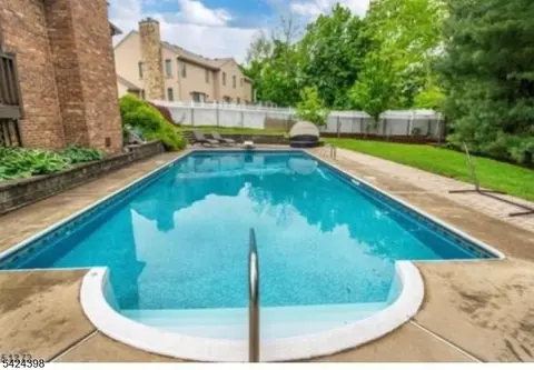 8 Danielle Dr, Wayne, NJ 07470 photo 2
