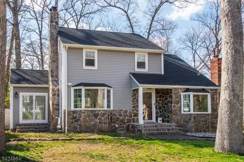 91 Beechwood Dr, Wayne, NJ 07470