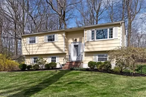 7 Pamela Dr, Randolph, NJ 07869