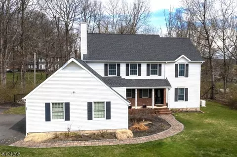 28 Weldon Rd, Lake Hopatcong, NJ 07849