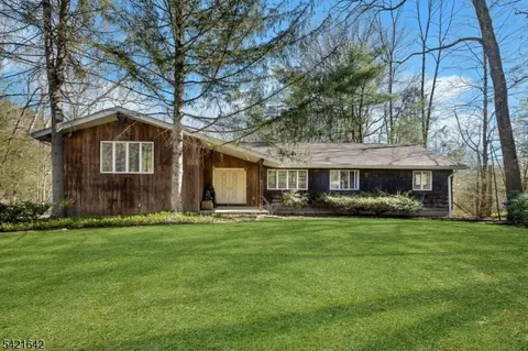 24 Deerhaven Ln, Newfoundland, NJ 07435