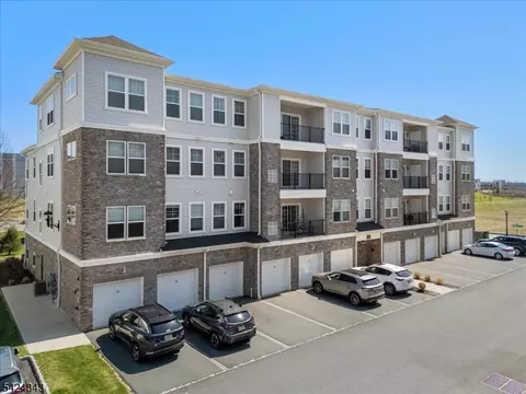11 Veterans Way #111, Morris Plains, NJ 07950