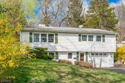 7 N Shore Trl, Sparta, NJ 07871