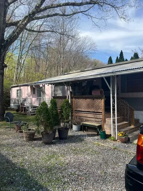 55 Back St, Oxford, NJ 07863