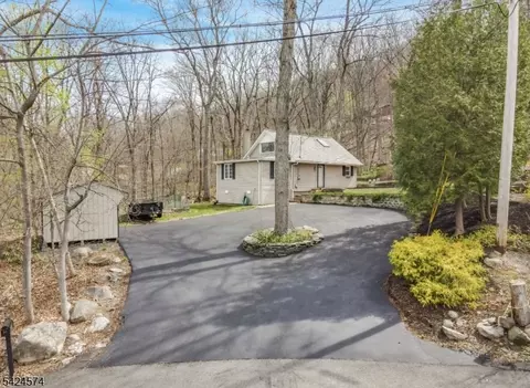 23 Old Woodland Trl, Oak Ridge, NJ 07438