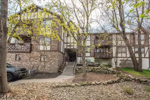 802 Thoreau Ct, Mahwah, NJ 07430