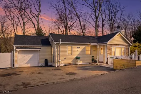23 Roosevelt Trl, Hopatcong, NJ 07843