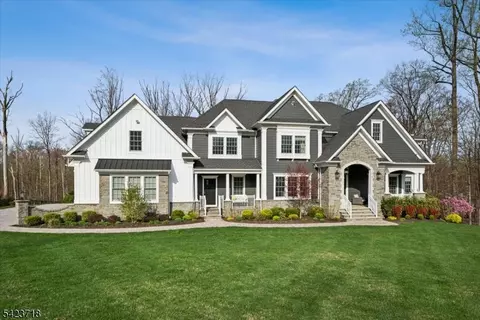 17 Countryside Ln, Warren, NJ 07059