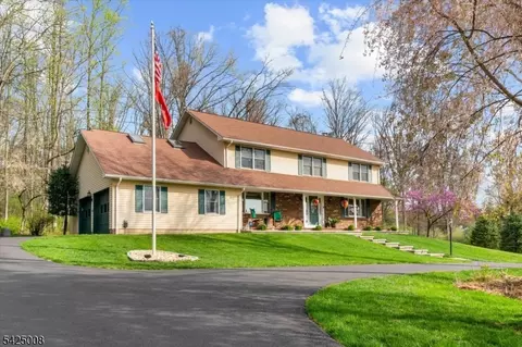 6 Camila Dr, Pittstown, NJ 08867