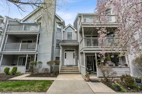 8 Quartz Ln, Paterson, NJ 07501