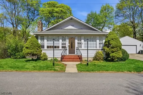 13 Stonewald Ct, Budd Lake, NJ 07828