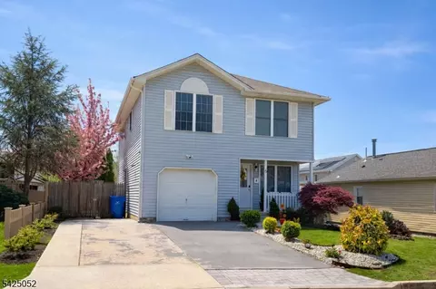 6 Ives Ct, Monroe Township, NJ 08831