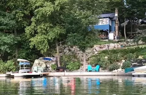 1193 Lakeside Dr E, Highland Lakes, NJ 07422