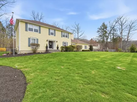 24 Powhatatan Way, Hackettstown, NJ 07840