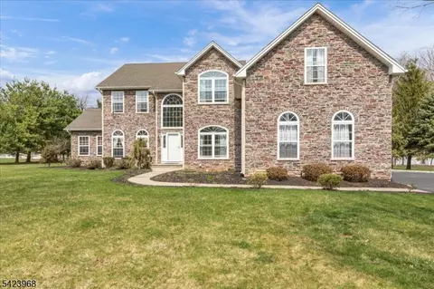 2 Nicole Dr, Somerset, NJ 08873