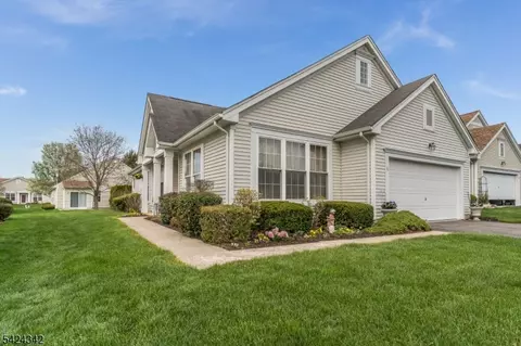 11 Stafford Ln, Belvidere, NJ 07823