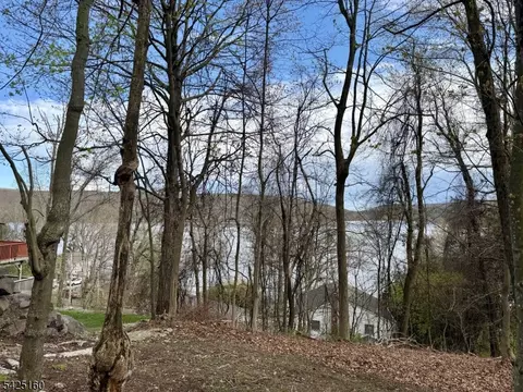 3 Neptune Rd, West Milford Twp, NJ 07421