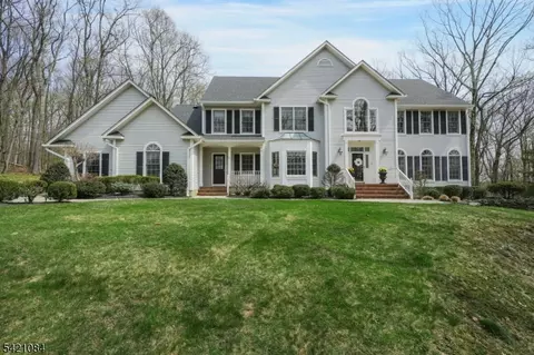 2 Knollwood Ter, Chester, NJ 07930