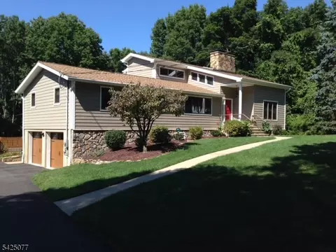 4 Valley Pl, Chester, NJ 07930
