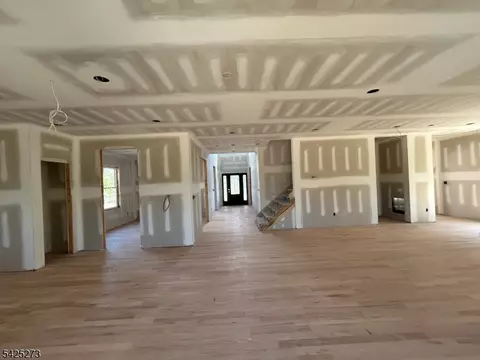 8 Chamberlain Ln, Budd Lake, NJ 07828