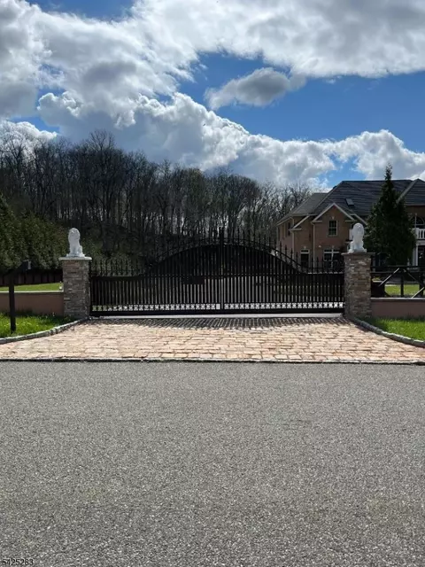 19 Violet Trl, Lafayette, NJ 07848