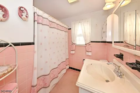 Bath - 82 Arnot Pl, Paramus, NJ 07652 photo 1 of 2
