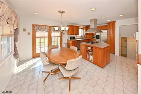Kitchen - 82 Arnot Pl, Paramus, NJ 07652 photo 1 of 4