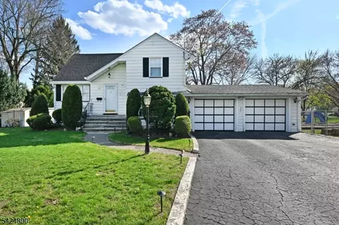 82 Arnot Pl, Paramus, NJ 07652