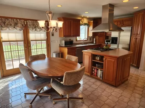 Kitchen - 82 Arnot Pl, Paramus, NJ 07652 photo 4 of 4