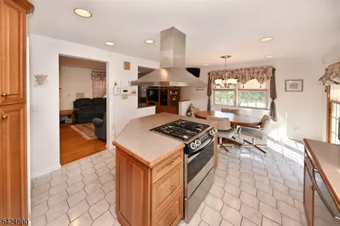 Kitchen - 82 Arnot Pl, Paramus, NJ 07652 photo 2 of 4