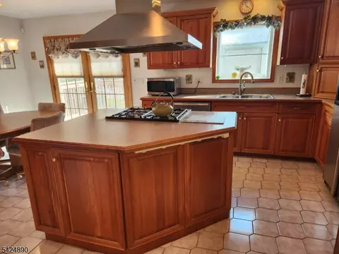 Kitchen - 82 Arnot Pl, Paramus, NJ 07652 photo 3 of 4