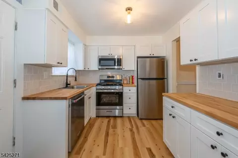 160 Cynthia Dr, Hackettstown, NJ 07840